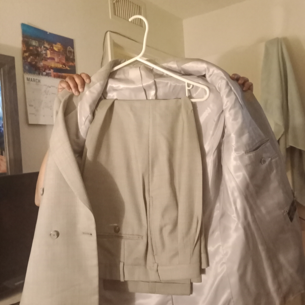 Suits - Picture 4 of 4